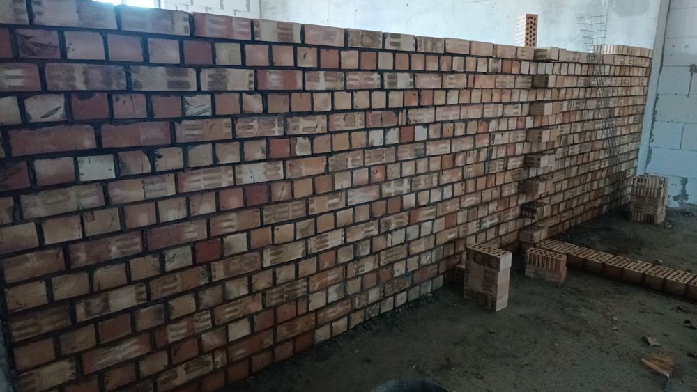 Кладка перегородка стена газаблоком, кирпичом