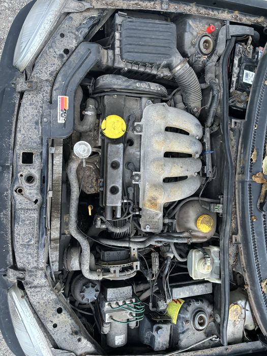 Опел корса Б 1.4 1.6 бензин на части. Може и цяла.