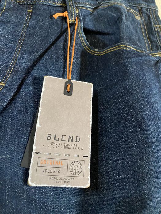 Blugi noi cu eticheta