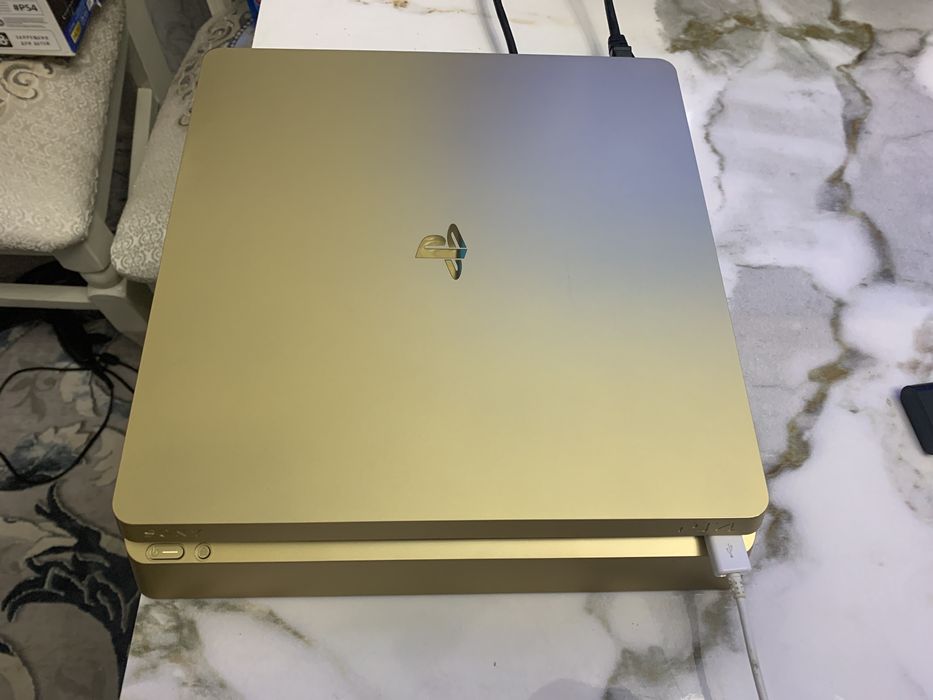 Playstation 4 slim 1TB с играми и два джестика как на фото