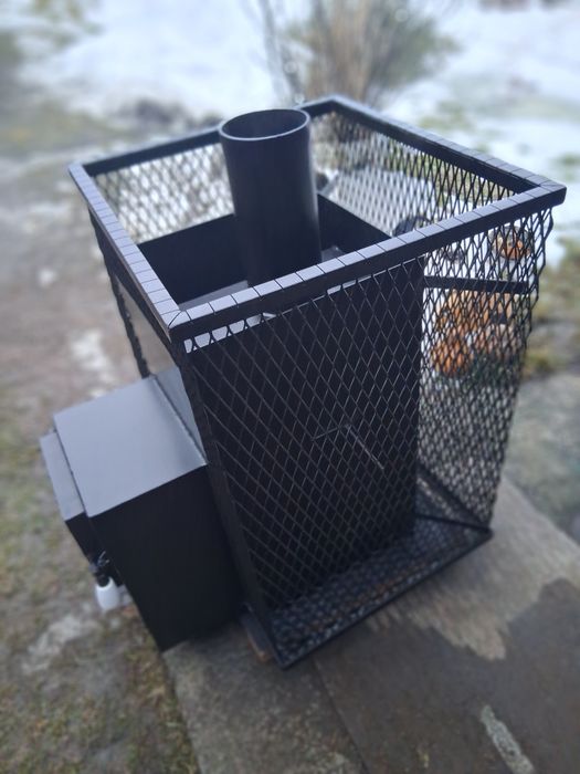 Saună cu sobă pe lemne cu focar exterior și carcasă din plasă