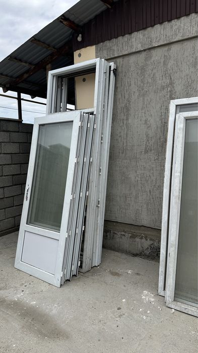 Пластиковые витражи двери