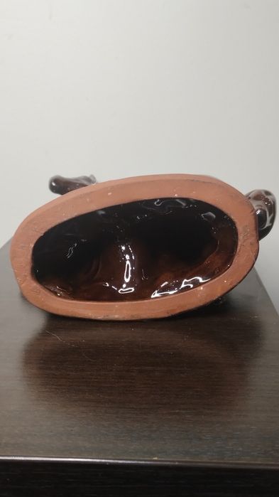 Много красива статуетка на кон в раздвижена поза. Керамика.