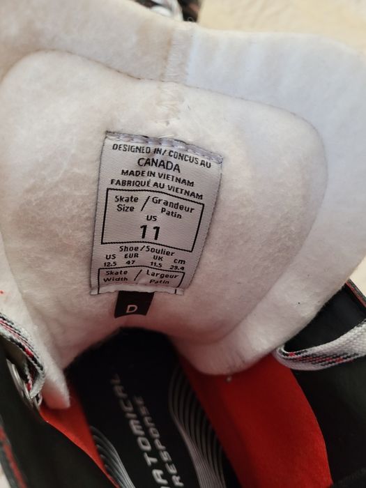 Продам новые коньки хоккейные.