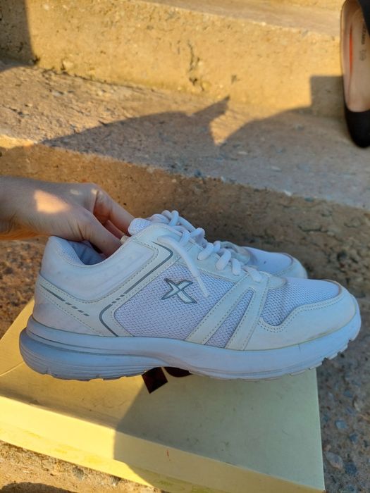 Кроссовки размер 37 носила пару раз