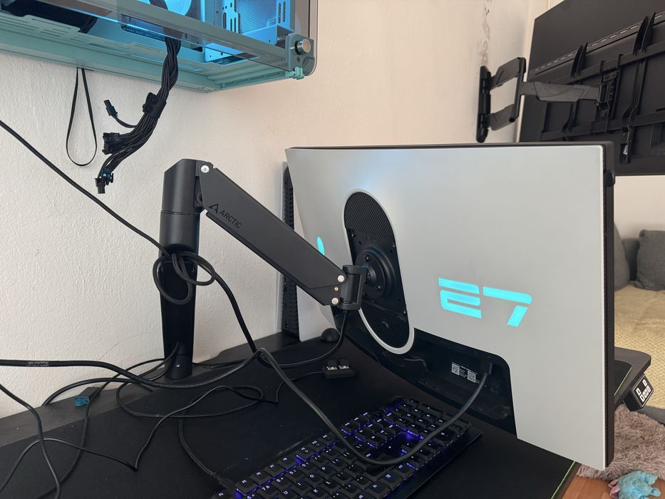 Alienware AW2723DF 1440p 280 hz + подарък видео карта Rx 570