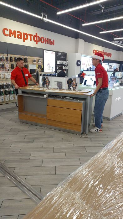 Стол очень прочный , металлический