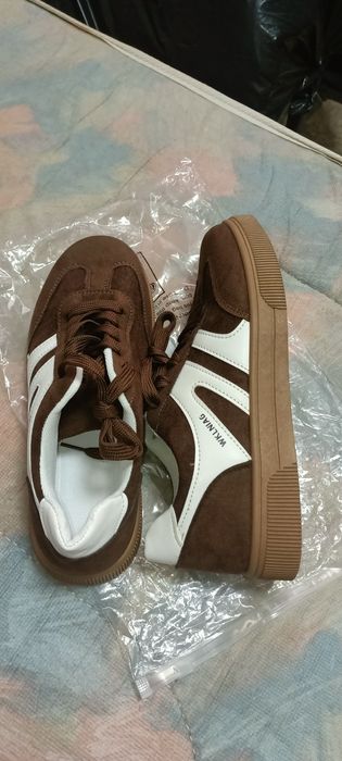 В наличии в продаже новые кроссовки