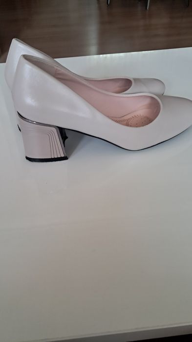 Продавам дамски обувки