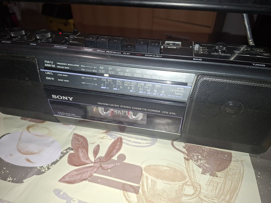 Sony CFS-210L, radiocasetofon made in France, radio 4 benzi, Antena Satelor, perfect funcțional