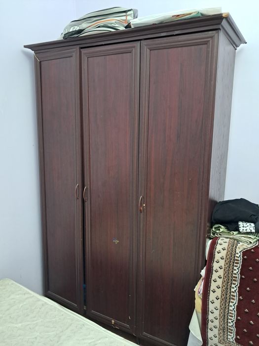 Двуспальная кровать со шфанером состояние на фото
