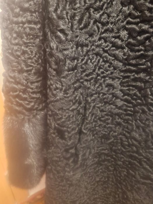 Срочно продам каракулевую шубу