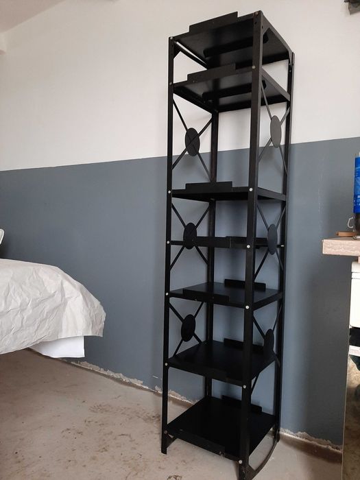 Vând raft metalic culoarea neagra foarte rezistent