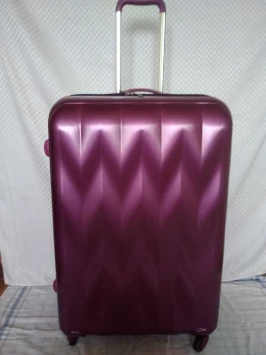 Голям твърд куфар с колелца и телескопична дръжка