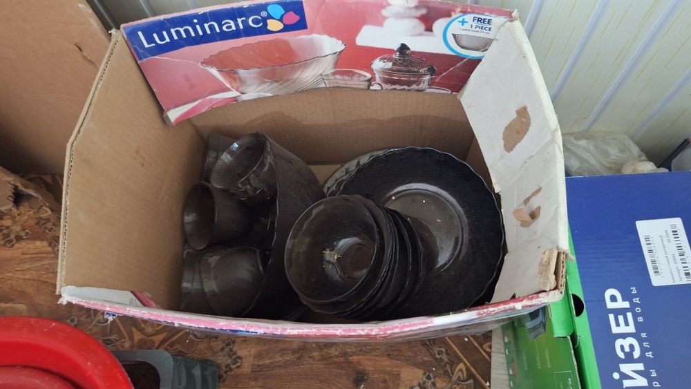 Посуда Luminarc- 15000, 44 предметабелая посуда- 45000,мантоварка б/у3