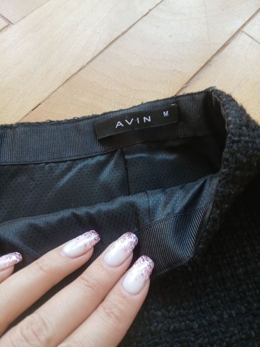 Пола от букле Avin с брошка