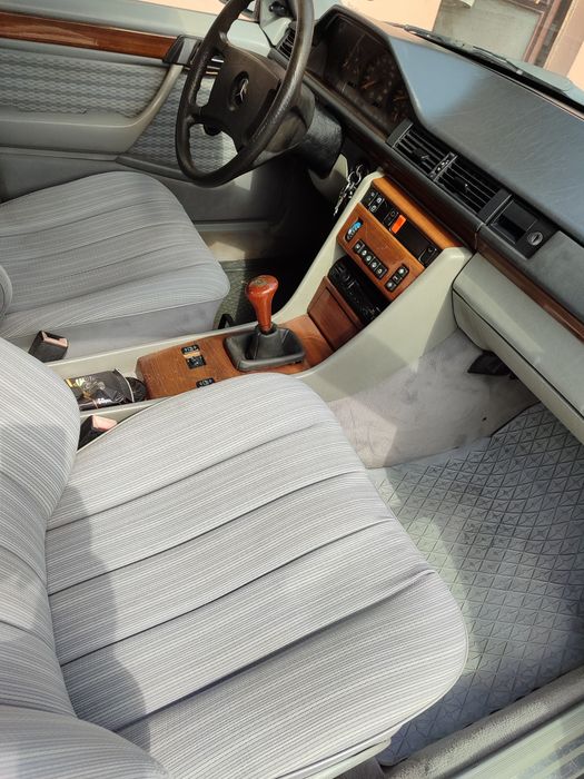 Mercedes Benz w124 e 200.