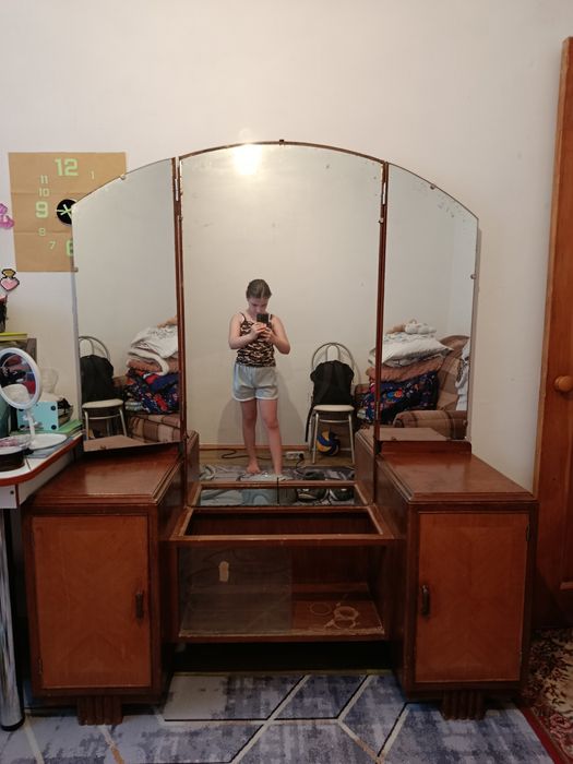 винтажное трюмо или туалетный столик