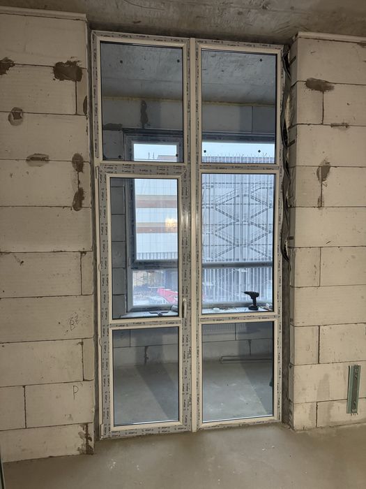 Продам пластиковую дверь с окном