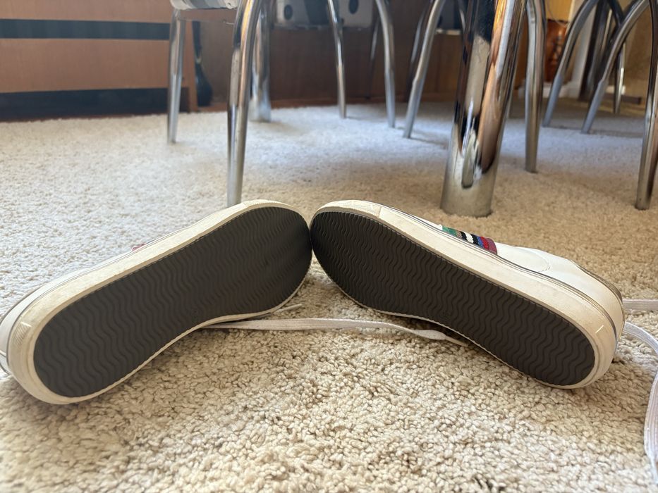 Чисто нови бели маратонки