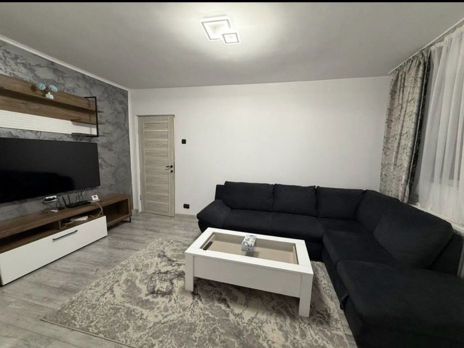 Închiriez apartament 2 camere baie bucătărie balcon et. 4