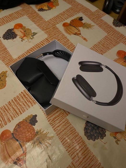 AirPods Max "with Smart Case"