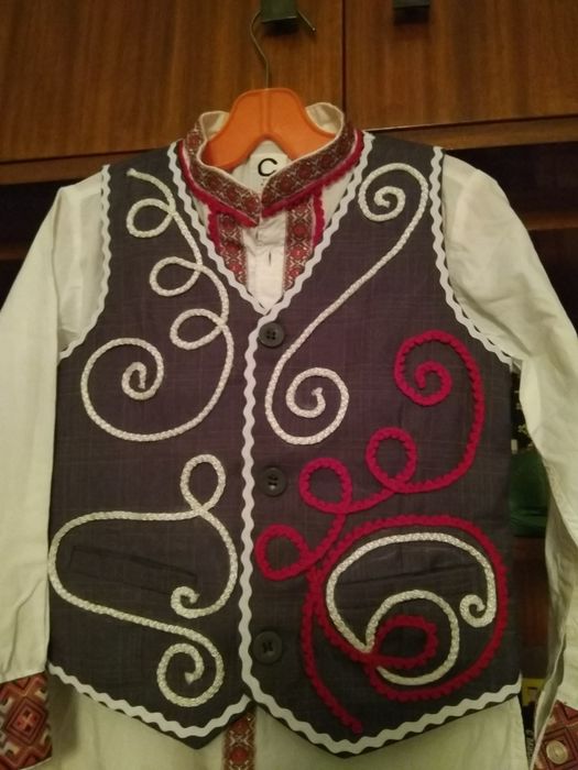 2бр.народни  носии,момчета 98-116 см,височина около 116 см