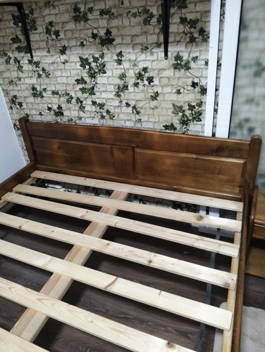 Pat matrimonial cu noptieră