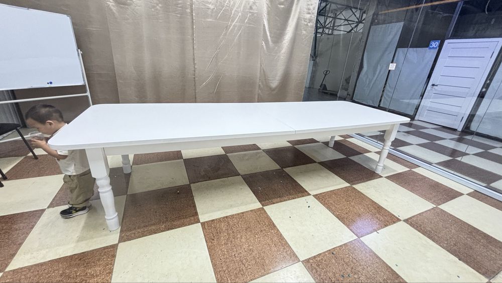 Стол стуля и маркерный доска