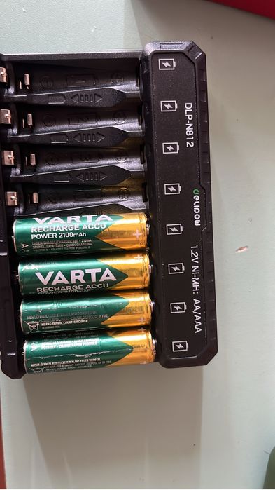 Зарядник с батареями varta