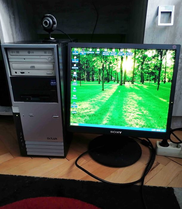 Продавам настолен компютър с монитор "SONY"-17инча
