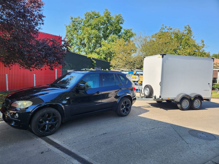 Remorca închisa 2 axe 2500 kg HUMBAUR – ideală reclamă / transport