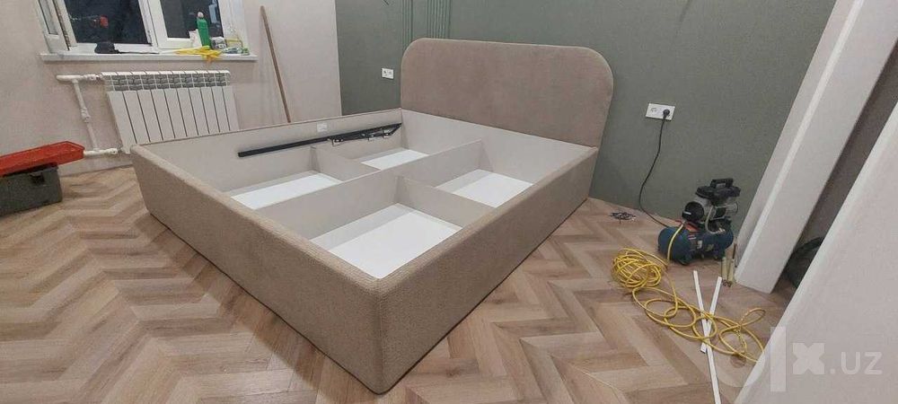 Мягкая кровать с обивкой