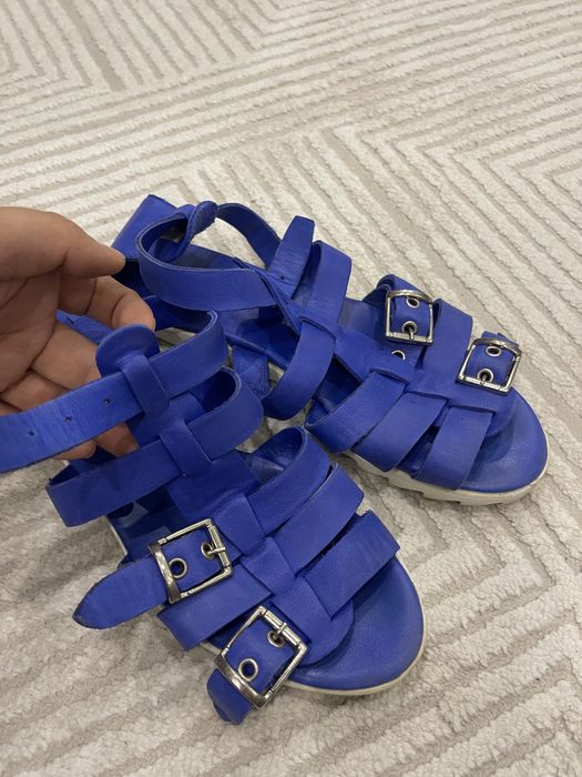 Кроссовки и сандалии