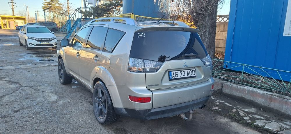 Vând Mitsubishi Outlander