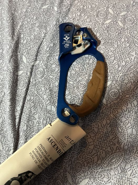 Antron ascender with grip