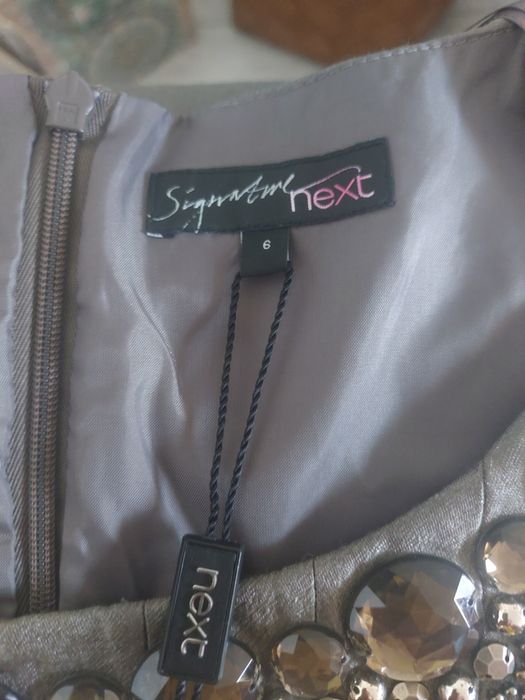 Дамска рокля,отговаря на размер м,много интересна,нашити камъни,от  me