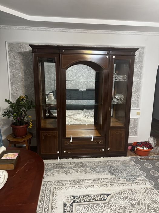 Продаю шкаф-витрину для гостиной