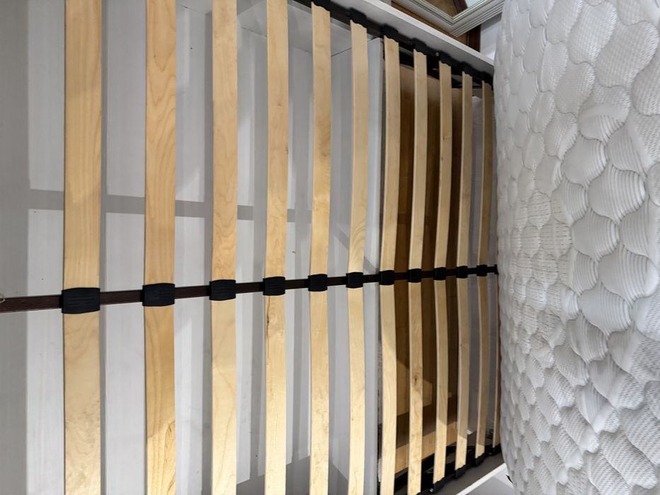 Комод с зеркалом, кровать