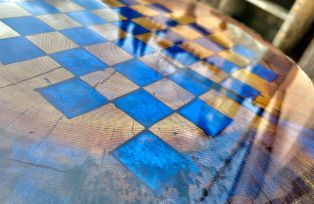 Шах маса от масив с епоксидна смола и големи фигури