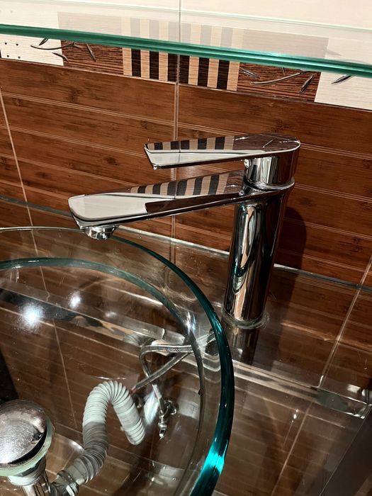 Стъклена мивка с плот и огледало за баня + смесител