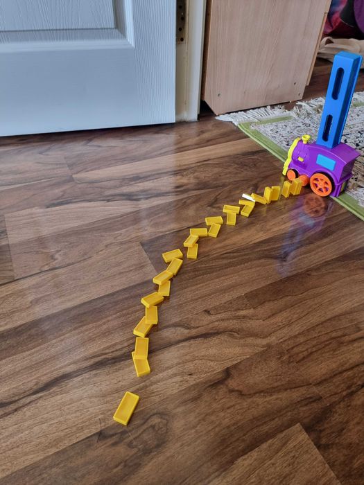 Поезд с доминошками