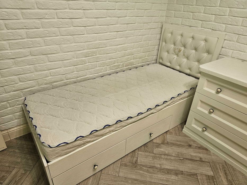 Две подростковые кровати вместе с матрасами