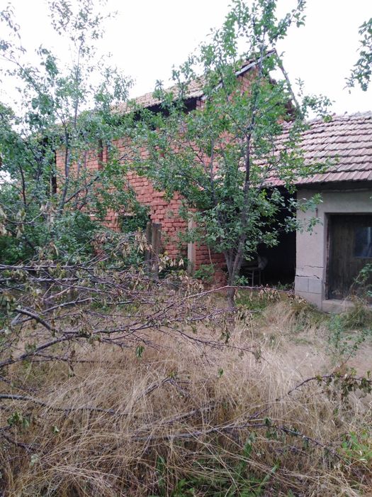 Продава къща с двор