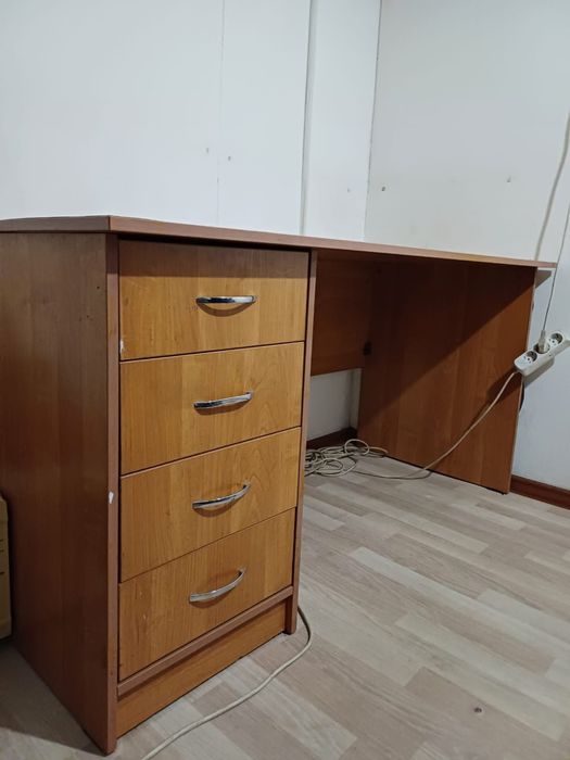 Офисный стол с тумбочкой