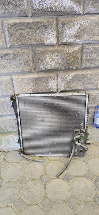 Продам радиатор охлаждение основной на бмв Х5 53 кузов