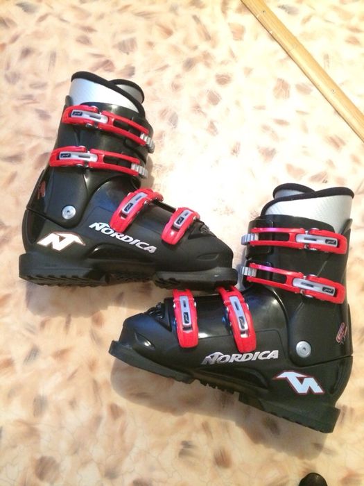 Горнолыжные ботинки.