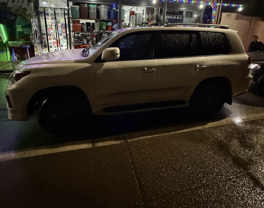 Продаётся Lexus LX570 в идеальном состоянии