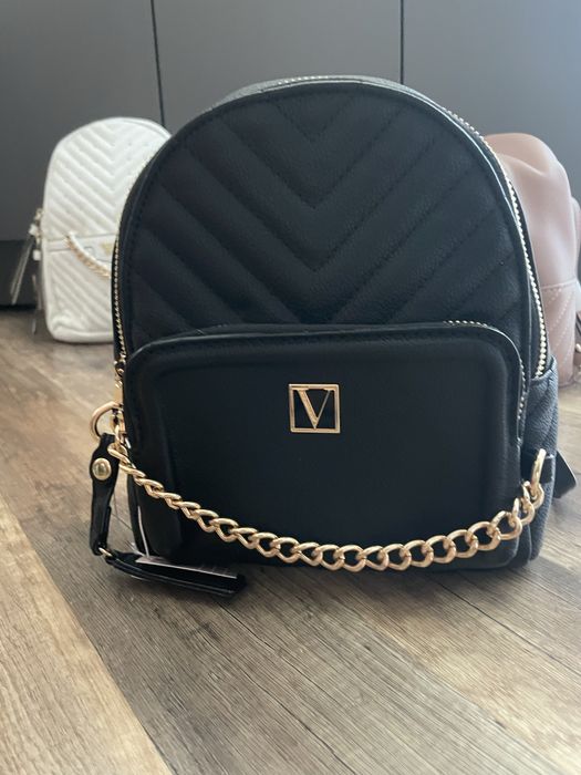 Черна раница на Victoria’s secret