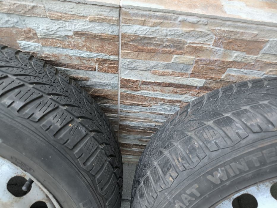 Vând set 4 cauciucuri + anvelope iarnă uzate VW Passat 
Vând set compl